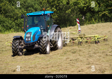 Landwirt mit Traktor verwendet gemäht Weizen Feld, Bad Soden-Salmunster, Hessen, Deutschland, Europa Stockfoto