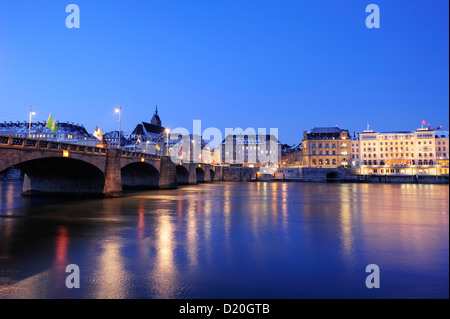 Beleuchtete Stadt Basel mit Rhein im Vordergrund, Basel, Schweiz Stockfoto