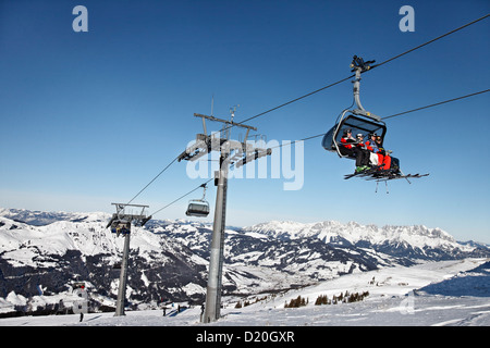 Skifahrer im Sessellift, Ski Resort Pengelstein, Lift, Kirchberg, Kitzbühel, Tirol, Österreich Stockfoto