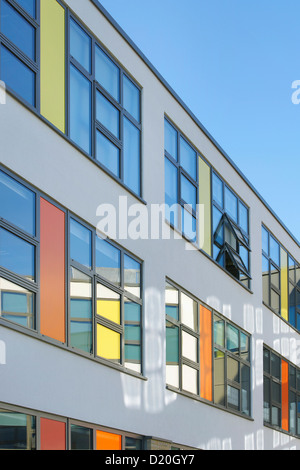 Alle Heiligen Akademie, Chelteham, Vereinigtes Königreich. Architekt: Nicholas Hare Architekten LLP, 2012. Fassade mit bündig Fenster und colo Stockfoto