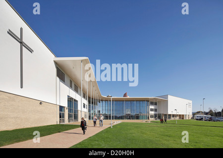 Alle Heiligen Akademie, Chelteham, Vereinigtes Königreich. Architekt: Nicholas Hare Architekten LLP, 2012. Perspektive der Fassade mit wichtigsten e Stockfoto