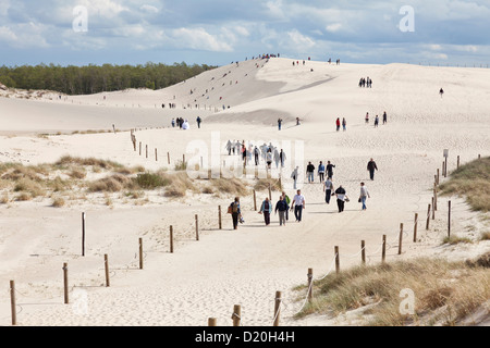 Touristen in den Dünen wandern, Küste UNESCO Weltbiosphärenreservat, Slowinski-Nationalpark, polnische Ostsee, Leba, Pommern Stockfoto