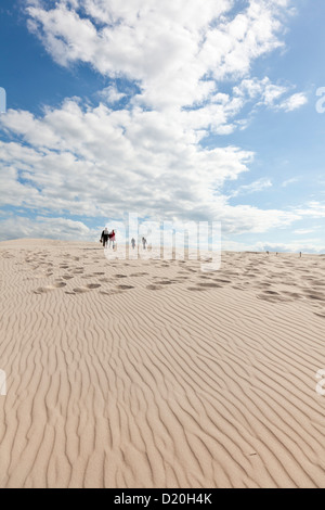 Touristen in den Dünen wandern, Küste UNESCO Weltbiosphärenreservat, Slowinski-Nationalpark, polnische Ostsee, Leba, Pommern Stockfoto