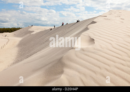 Touristen in den Dünen wandern, Küste UNESCO Weltbiosphärenreservat, Slowinski-Nationalpark, polnische Ostsee, Leba, Pommern Stockfoto