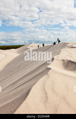 Touristen in den Dünen wandern, Küste UNESCO Weltbiosphärenreservat, Slowinski-Nationalpark, polnische Ostsee, Leba, Pommern Stockfoto