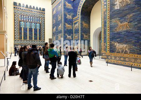 Skulptur, Wandmalerei, Besucher, Pergamon-Museum, dem Pergamon-Tempel, antike Sammlung, blau Wandfliesen, Museumsinsel, Berliner Sta Stockfoto