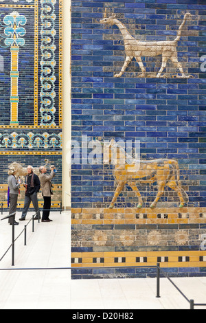 Skulptur, Wandmalerei, Besucher, Pergamon-Museum, dem Pergamon-Tempel, antike Sammlung, blau Wandfliesen, Museumsinsel, Berliner Sta Stockfoto