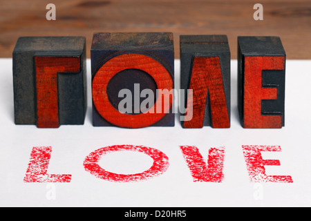 Das Wort Liebe auf weißem Papier mit alten hölzernen Buchdruck Blöcke gedruckt. Stockfoto