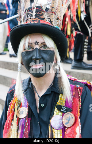 Buxton Day des Tanzes 2012 mit einem schwarzen konfrontiert Morris Tänzerin Stockfoto