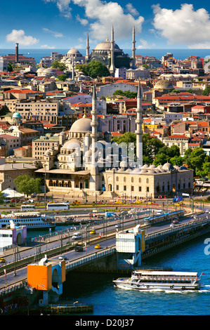 Yeni Camii, die neue Moschee oder Moschee die Valide Sultan, das Goldene Horn und der Galata-Brücke in Istanbul Türkei. Stockfoto