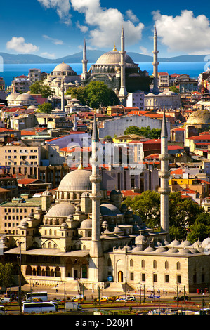 Yeni Camii, die neue Moschee oder Moschee des Valide Sultans (Vordergrund) gebaut von Safiye Sultan in 1597, Goldenes Horn, Istanbul Stockfoto