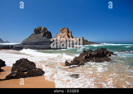 Strand Praia da Castelejo im Sonnenlicht, Atlantikküste, Algarve, Portugal, Europa Stockfoto