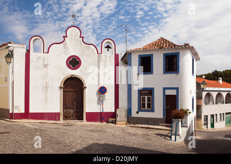 Kirche in Monchique unter bewölktem Himmel, Algarve, Portugal, Europa Stockfoto