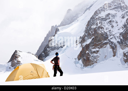 Bergsteiger vor einem Zelt unter Mont Blanc du Tacul, Chamonix Mont-Blanc, Frankreich Stockfoto