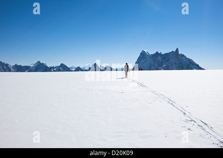 Backcountry Skifahrer am Col du Midi, mit Blick auf Les Grandes Jorasses und Dent du Geant, Chamonix Mont-Blanc, Frankreich Stockfoto