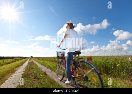 Junge Frau mit dem Fahrrad im Salz März, Wattenmeer landet, Nordseeküste, Niedersachsen, Deutschland, Europa Stockfoto