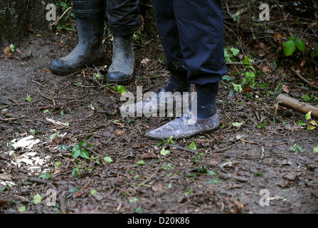 Crowhurst Sussex UK 9. Januar 2013: Demonstranten, bekannt als Combe Haven Defenders, mit matschigen Füßen und Schuhen Stockfoto