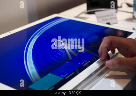 Las Vegas, USA - 08 / 01 / 2013. Teilnehmer mit dem Touch-Interface von Panasonics 20' 4 k Tablet. Stockfoto