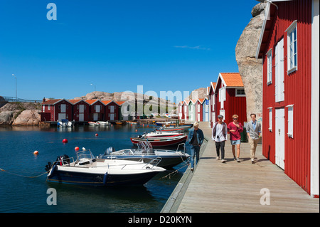 Menschen im Hafen von Smogen, Smogen, Bohuslan, Vastra Gotalands lan, Schweden, Europa Stockfoto