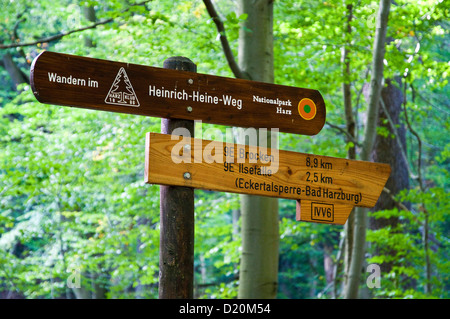 Wegweiser am Heinrich-Heine-Wanderweg, Abtei Ilsenburg, Ilsenburg, Harz, Sachsen-Anhalt, Deutschland Stockfoto