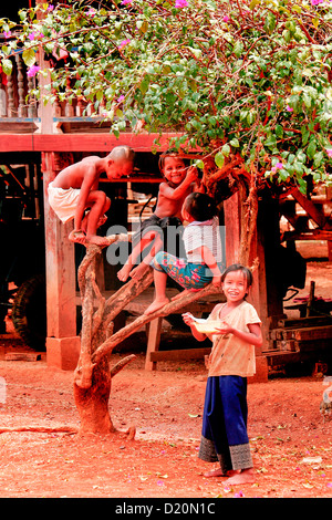 Ngai Kinder spielen in einem Dorf in der Nähe von Tat Lo auf dem Bolaven-Plateau in der Provinz Champasak, Süden von Laos, Asien. Stockfoto