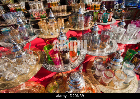 Marokko, Marrakesch, Markt. Teekannen zu verkaufen. Stockfoto