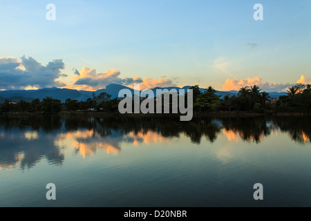 Ländliche Landschaft Lagune und Berge, Doi Huaseua Stockfoto