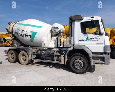 Der Mercedes Atego 2628 ist ein Betonmischer für den effizienten Transport von Mischbeton zu Baustellen. Er verfügt über einen robusten Motor und eine Hochleistungstrommel, die eine zuverlässige und effiziente Lieferung von Beton gewährleisten. Dieser Lkw wird häufig in Infrastruktur- und Bauprojekten eingesetzt, bei denen große Mengen Beton benötigt werden. Stockfoto