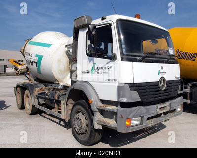 Der Mercedes Atego 2628 ist ein Betonstapler mit einem Zementmischer, der für Bau- und Infrastrukturprojekte konzipiert ist, die einen effizienten Transport und Mischen von Beton erfordern. Stockfoto
