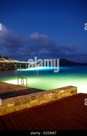 Hotelterrassen am Meer, Elounda, Agios Nikolaos, Kreta, Griechenland Stockfoto