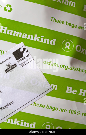 Diese Taschen sind 100 % recycelbar Menschheit - Oxfam Tasche von Royal Mail zugestellt werden Stockfoto