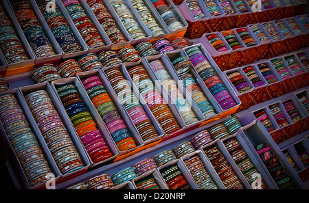 Armreifen auf einem Marktstand Stockfoto