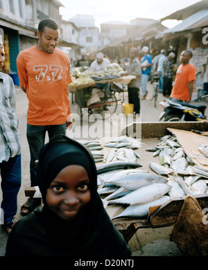 Ein Mädchen trägt Kufiya, Mobile Fisch Stall mit Thunfisch und Makrele in der central Market, Grenze von Stonetown, Zanzibar, Tanz Stockfoto