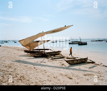 Traditionelles Fischen Kanu der Verlegung auf den Strand von Nungwi, nördlichen Sansibar, Tansania, Ostafrika Stockfoto