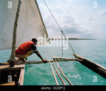 Segeln Reise mit traditionellen Kanu, in der Nähe von Matemwe Dorf, vor dem Norden Ostufer, Sansibar, Tansania, Ostafrika Stockfoto