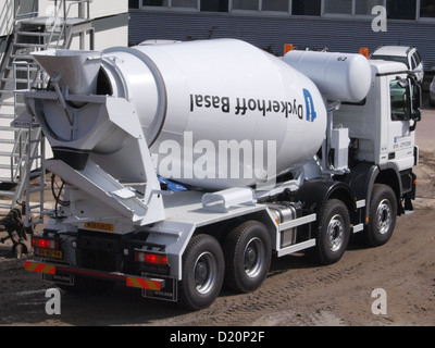 Der Mercedes-Benz ACTROS 4141 B ist ein robuster Betonmischer für große Bauprojekte, der für seine Langlebigkeit und Leistung beim Transport von Beton zu Baustellen bekannt ist. Stockfoto