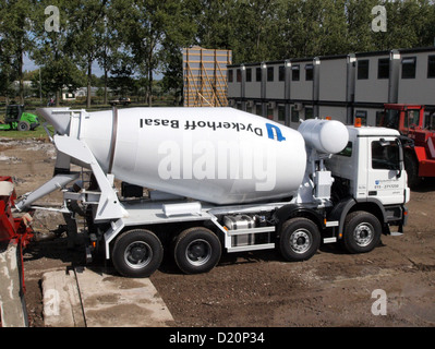 Der MERCEDES-BENZ ACTROS 4141 B ist ein robuster Betonmischer für Baustellen. Der Lkw ist bekannt für seine Langlebigkeit und seinen leistungsstarken Motor und wird zum Transport und Mischen von Beton verwendet. Es verfügt über eine robuste Bauweise, die es ermöglicht, in anspruchsvollen Umgebungen zu arbeiten und zuverlässige Leistung bei Bauprojekten zu gewährleisten. Stockfoto