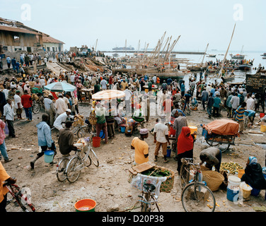 Fischmarkt am alten Dhau-Hafen, Händlern und Kunden, Segler werden immer geladen, Malindi, Stone Town, Sansibar, Tansania Stockfoto