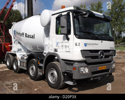 Der Mercedes-Benz Actros 4141 B ist ein im Baugewerbe eingesetzter Hochleistungs-Betonmischer, der für seine Langlebigkeit und Leistung beim Transport von Beton auf Baustellen bekannt ist. Stockfoto