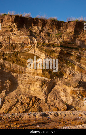 bunte Sedimentschichten der eiszeitlichen Sand und Schlamm Covehithe Klippe Suffolk Geologie Stockfoto