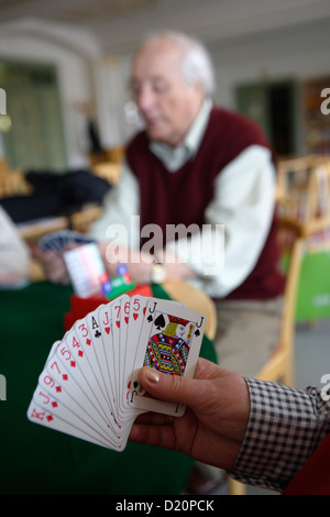Alte Leute spielen Bridge in ein Seniorenheim, München, Upper Bavaria, Bayern, Deutschland, Europa Stockfoto