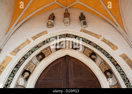 Figurative Dekoration auf dem Portal der Kirche von St. Joduk, Landshut, untere Bayern, Bayern, Deutschland, Europa Stockfoto