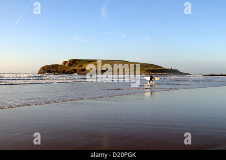 Surfer mit Surfbrett auf Llangennith Strand Gower Glamorgan Wales Cymru UK GB Stockfoto