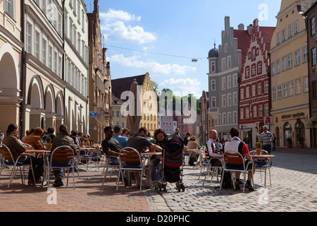 Straßencafé und historischen Häusern entlang Altstadtgasse, Landshut, untere Bayern, Bayern, Deutschland, Europa Stockfoto