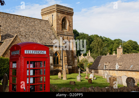 Telefonzelle vor St. Barnabas Church, Snowshill, Gloucestershire, Cotswolds, England, Großbritannien, Europa Stockfoto