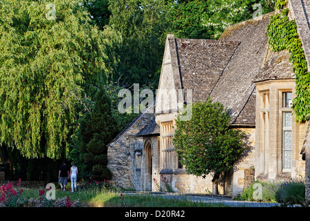 Menschen zu Fuß entlang des Flusses, Auge, Lower Slaughter, Gloucestershire, Cotswolds, England, Großbritannien, Europa Stockfoto