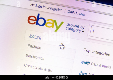 EBay-Website unter einem Vergrößerungsglas-eBay ist ein amerikanisches multinationales Unternehmen und e-Commerce-Unternehmen Stockfoto