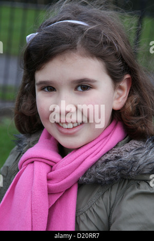 Ein Portrait eines acht Jahre alten Mädchen im Park. Stockfoto