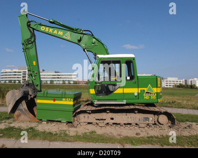 Der Kato HD 515 ist ein Hochleistungsbagger, der für seine hohe Bauleistung bekannt ist und große Lasten graben und heben kann. Stockfoto