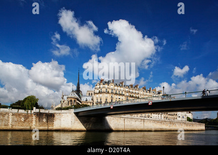 Ile De La Cite, Seine und Notre Dame unter blauem Himmel, Paris, Frankreich, Europa Stockfoto